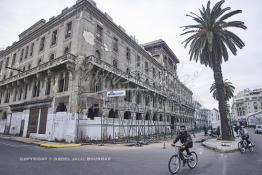 Image du Maroc Professionnelle de  Le boulevard Mohammed V (ex la gare). A droite le marché central de Casablanca figé depuis les années 30, il dispose de 3 entrées faisant face à l'hôtel Lincoln (immeuble Bossonneau) un des premiers bâtiment de 4 niveaux du boulevard de la gare (actuel boulevard Mohammed V) est abandonné aux intempéries depuis plusieurs années, un échafaudage est en cours d'installation contre la façade. Petit à petit L’hôtel Lincoln quitte ce monde. Construit par des matériaux poreux et sans étanchéité au début du 20e siècle. Déjà en 1989 suite aux accidents qui ont causé des morts et plusieurs blessés, le bâtiment a été vidé avec cessation de toute activités des commerces et cafés. Dimanche 11 Février 2007. (Photo / Abdeljalil Bounhar) 